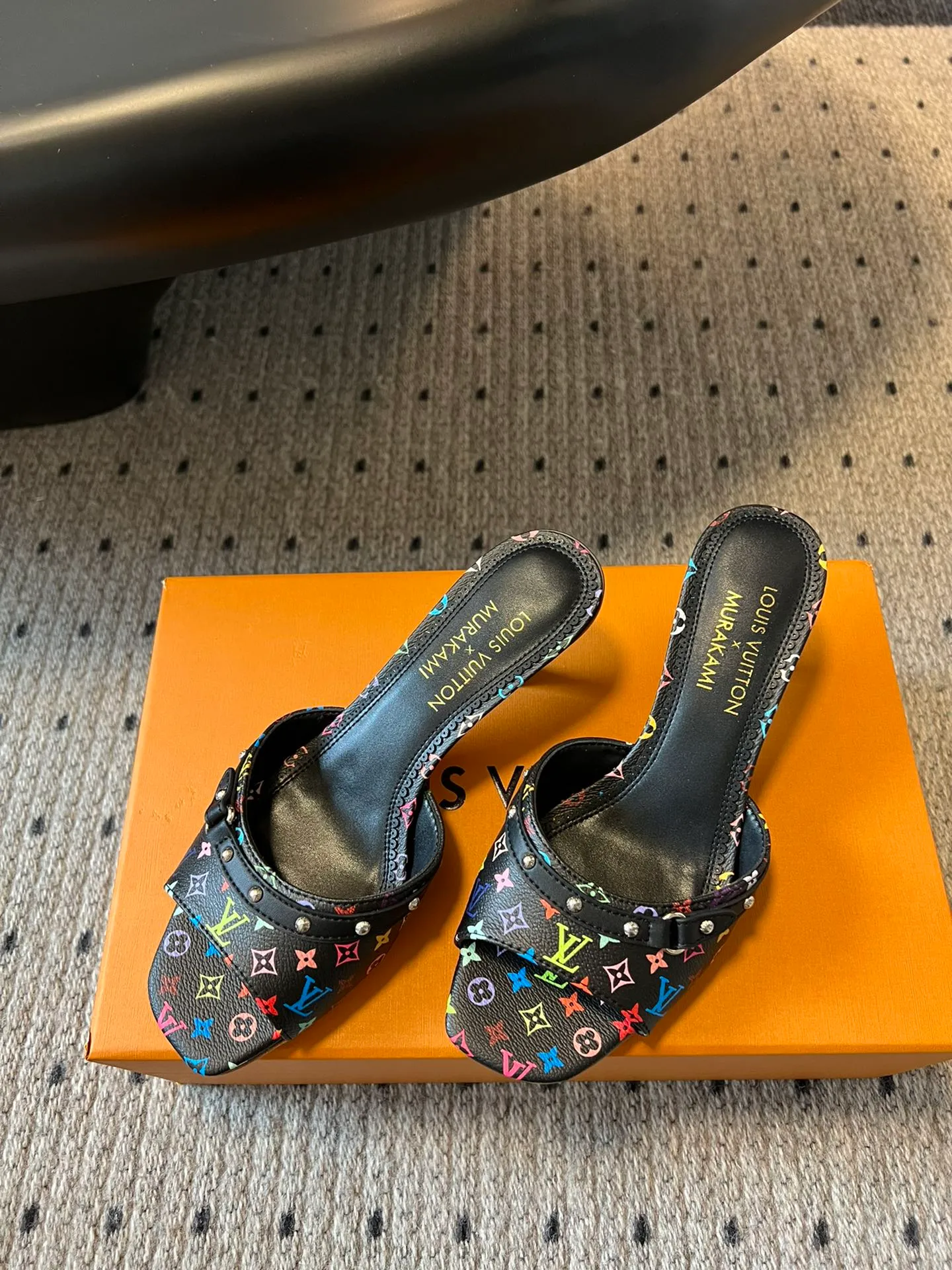 👟👟Ex-factory price 480👟👟 * 25ss spring and summer new style black and white three-color cat-heeled flat sandals. It is difficult not to doubt whether it borrowed from the Tang Dynasty's Tang Sancai as a basis and innovated it into the classic LV logo. It used color and the large area of ​​the upper as a contrast to create a white or black three-color element style on the upper, creating another classic style! Super greasy on feet! Indescribable fashion! It’s easy to match every day, and it’s very relevant to the changes and development of the times! Kitten heels are super easy to wear and give your feet a full summer vibe! Material: Original customized fabric Lining: Cow lining Outsole: Genuine leather outsole imported from Italy Shoe size: 35-41 (40.41 customized non-returnable
